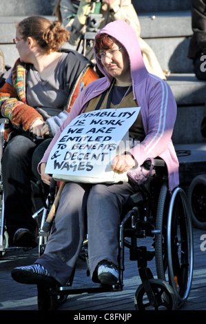 Le projet de loi de réforme de l'aide sociale d'un fauteuil roulant de protestation au manifestant le plus touché de protestation contre les réductions des prestations pour les personnes à mobilité réduite Banque D'Images