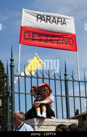 Les gens célébrant la béatification du Pape Jean Paul II Vatican Rome Banque D'Images