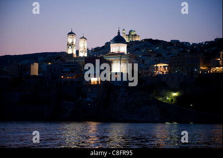 L'église de Saint Nicolas dans la région de Vaporia, dans Hermoupolis, Syros Island dans la nuit. Banque D'Images