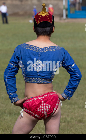 Le port de vêtements traditionnels un lutteur jeune combat attend dans la lutte à l'Tsetserleg Naadam. Banque D'Images