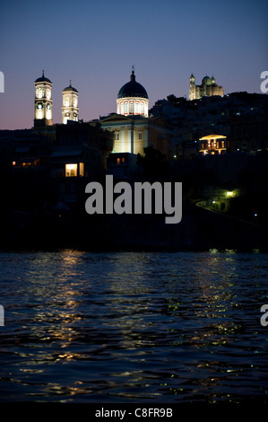 L'église de Saint Nicolas dans la région de Vaporia, dans Hermoupolis, Syros Island dans la nuit. Banque D'Images