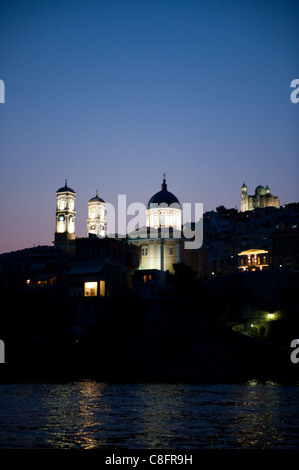 L'église de Saint Nicolas dans la région de Vaporia, dans Hermoupolis, Syros Island dans la nuit. Banque D'Images