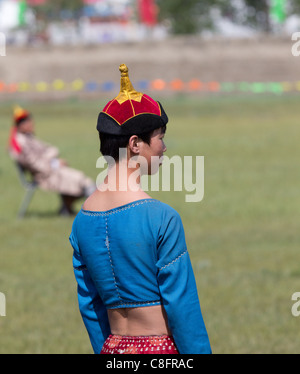 Le port de vêtements traditionnels un lutteur jeune combat attend dans la lutte à l'Tsetserleg Naadam. Banque D'Images