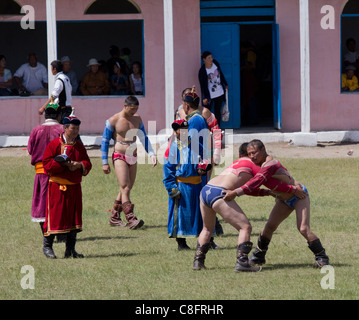 Au lutteurs Tsetserleg Festival Naadam en Mongolie. Banque D'Images