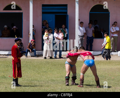 Au lutteurs Tsetserleg Festival Naadam en Mongolie. Banque D'Images