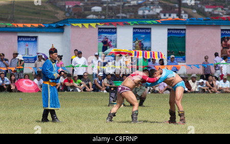 Au lutteurs Tsetserleg Festival Naadam en Mongolie. Banque D'Images