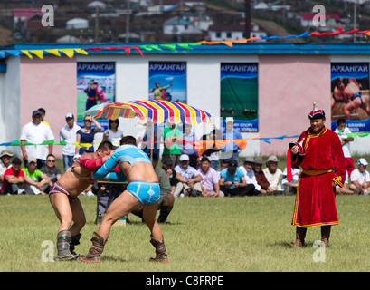 Au lutteurs Tsetserleg Festival Naadam en Mongolie. Banque D'Images