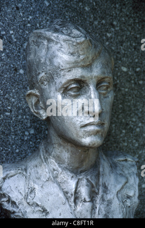 Buste de héros de guerre tchèque Otakar Jaros au cimetière commémoratif des soldats tchécoslovaques à Carpathes col de montagne, la Slovaquie. Banque D'Images