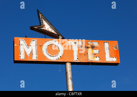 Un vieux red motel sign against blue sky. Banque D'Images