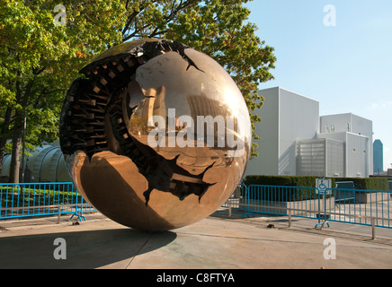 Arnaldo Pomodoro's 'Sphere' au sein d'une sphère au Siège des Nations Unies à New York. La sculpture a été un don de l Banque D'Images
