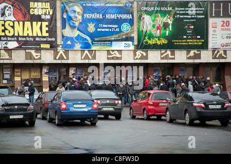 Les gens faisant la queue pour acheter des billets de concert et de sport à la billetterie de l'Olimpiysky Stadium Kiev Banque D'Images