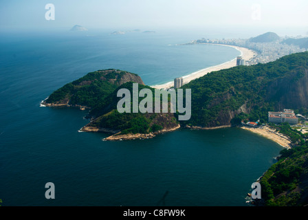 Vue de la plage de Copacabana et Plage Vermelha au-delà, à partir du haut du Pain de Sucre (Pāo de Acûcar). Rio de Janeiro, Brésil Banque D'Images