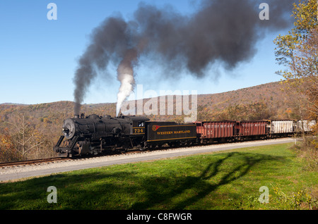 L'ouest du Maryland en train à vapeur entre Cumberland et Frostburg met le inclinée avec pleine vapeur Banque D'Images