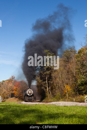 L'ouest du Maryland en train à vapeur entre Cumberland et Frostburg met le inclinée avec pleine vapeur Banque D'Images