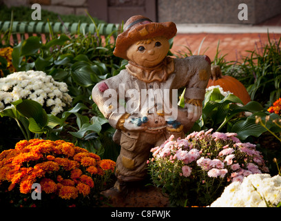 Petite figurine d'un agriculteur ou d'épouvantail dans mamans et de citrouille Banque D'Images