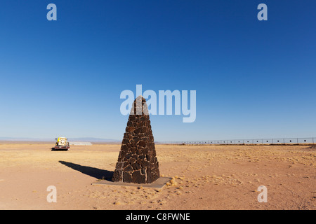 Un obélisque dans le Nouveau Mexique à distance marque le site de la première bombe atomique en 1945 test - appelé Site Trinity. Banque D'Images