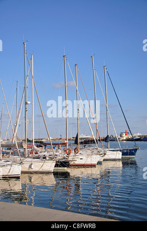 Yachts dans le port, Cambrils, Costa Dorada, province de Tarragone, Catalogne, Espagne Banque D'Images