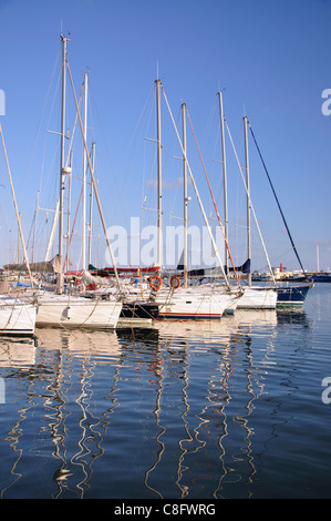 Yachts dans le port, Cambrils, Costa Dorada, province de Tarragone, Catalogne, Espagne Banque D'Images