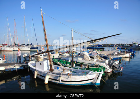 Bateau de pêche en bois traditionnel dans le port, Cambrils, Costa Dorada, province de Tarragone, Catalogne, Espagne Banque D'Images