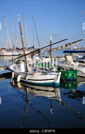 Bateau de pêche en bois traditionnel dans le port, Cambrils, Costa Dorada, province de Tarragone, Catalogne, Espagne Banque D'Images