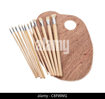 Pinceaux et palette en bois utilisés pour la peinture - chemin inclus Banque D'Images