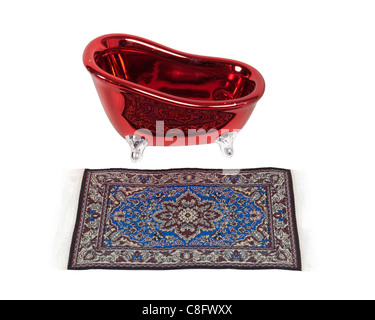 Baignoire de luxe illustré par un tapis en face d'une baignoire à pieds griffe antique rouge - chemin inclus Banque D'Images