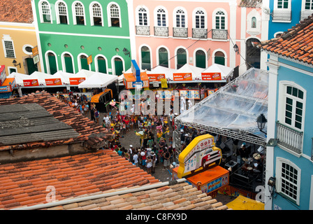 Vue sur la place principale de Pelourinho, band stand, les gens. Salvador, Bahia, Brésil Banque D'Images