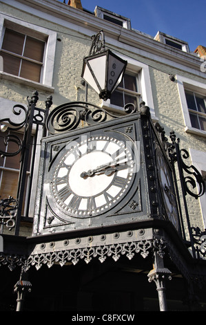 Horloge ouvragée sur King's Road, Fulham, London Borough of Hammersmith et Fulham, London, Greater London, Angleterre, Royaume-Uni Banque D'Images