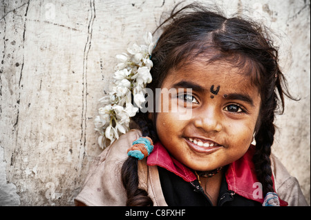 Jeunes pauvres caste inférieure Indian street girl smiling. L'Andhra Pradesh, Inde Banque D'Images