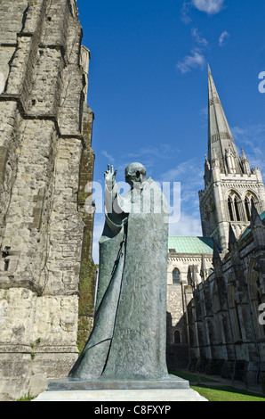 Statue de Saint Richard de Wych par Philip Jackson à l'extérieur de la cathédrale de Chichester Banque D'Images