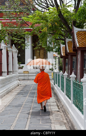 Le moine bouddhiste avec parapluie, Bangkok, Thaïlande Banque D'Images