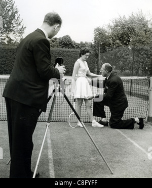 CUTHBERT 'TEDDY' TINLING (1910-1990) Anglais joueur de tennis et de mode avec joie la modélisation Garroway ses créations en 1962 Banque D'Images