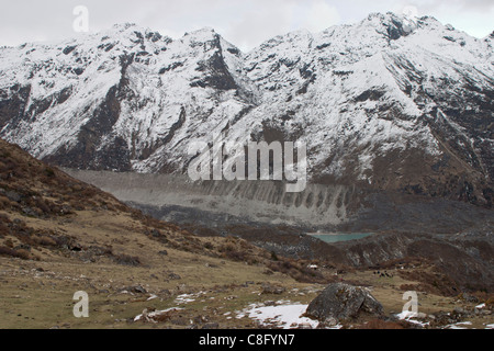 Glacier avec grande moraine latérale et d'un lac dans la moraine terminale Banque D'Images