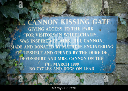 Mur bleu plaque commémorant l'Cannon Kissing Gate sur le domaine de Chatsworth, Derbyshire Banque D'Images