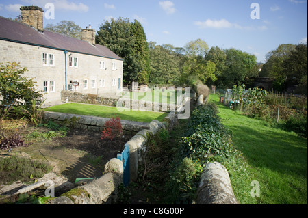 Cottages en pierre avec des jardins de légumes en Angleterre Derbyshire Buxton Banque D'Images