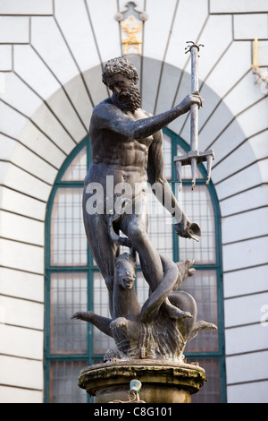 Le Neptune, statue en bronze du dieu romain de la mer dans la vieille ville de Gdansk, Pologne Banque D'Images