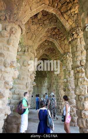 Les gens qui marchent sous Arches à Antonio Gaudi, le parc Guell, Barcelone, Espagne Banque D'Images