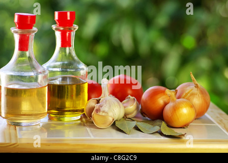 Oliveoil, du vinaigre et des légumes. Banque D'Images