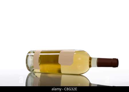 Une bouteille de vin blanc avec des étiquettes vierges couché sur le côté avec sa réflexion ci-dessous. Fond blanc avec plein de copy space Banque D'Images