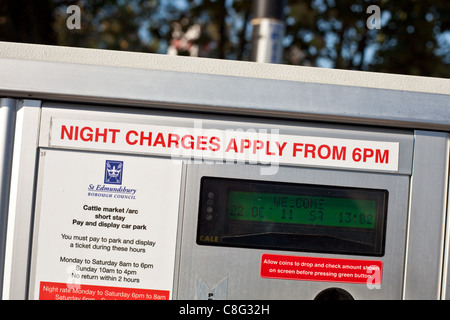 Parking machine paye à Bury St Edmunds, nuit de frais Banque D'Images