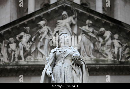 Monument à la reine Victoria en dehors de Belfast City Hall Banque D'Images