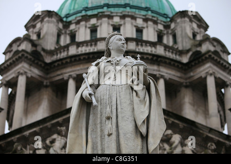 Monument à la reine Victoria en dehors de Belfast City Hall Banque D'Images