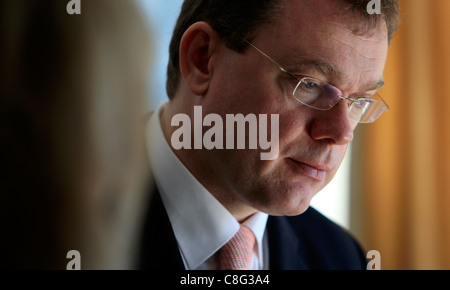 Young lors d'une réunion avec un client Banque D'Images