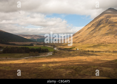 Beinn dorain. L'ECOSSE Munro, extraite du rail West Highland, soleil pommelé sur hill et Glen. Banque D'Images