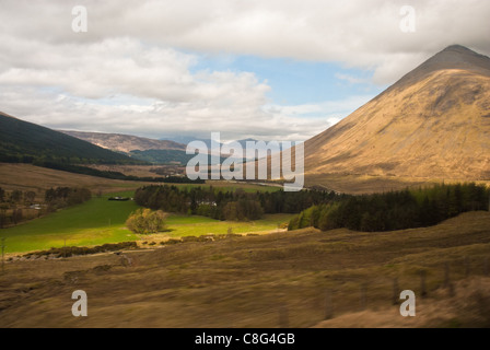 Beinn dorain. L'ECOSSE Munro, extraite du rail West Highland, soleil pommelé sur hill et Glen. Banque D'Images