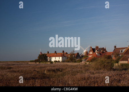 Le moulin à vent et maison du village de Claj-next-the-Sea sur la côte nord du comté de Norfolk, Angleterre Banque D'Images