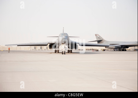 Sergent d'état-major Daniel Gordon fait la course d'un danseur B1-B en taxi dans une base aérienne d'Asie du Sud-Ouest avant une mission de combat le 11 novembre 2009. Le B-1 multimission est la colonne vertébrale de la force d'attaque à longue portée des Etats-Unis. Le sergent Gordon est au service de la 37e unité de maintenance de l'aéronef. Banque D'Images