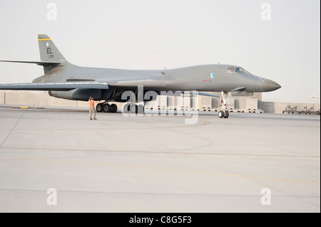 Sergent d'état-major Daniel Gordon fait la course d'un danseur B1-B en taxi dans une base aérienne d'Asie du Sud-Ouest avant une mission de combat le 11 novembre 2009. Le B-1 multimission est la colonne vertébrale de la force d'attaque à longue portée des Etats-Unis. Le sergent Gordon est au service de la 37e unité de maintenance de l'aéronef. Banque D'Images