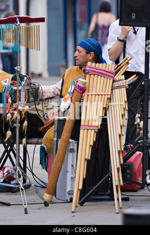 Les musiciens jouent de Pan péruvienne de la rue à Salisbury et à jouer leur musique aux consommateurs Banque D'Images