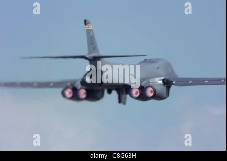 ROYAL AIR FORCE FAIRFORD, Angleterre -- A B-1B Lancer d'Ellsworth Air Force Base, S.D., prend son envol Banque D'Images